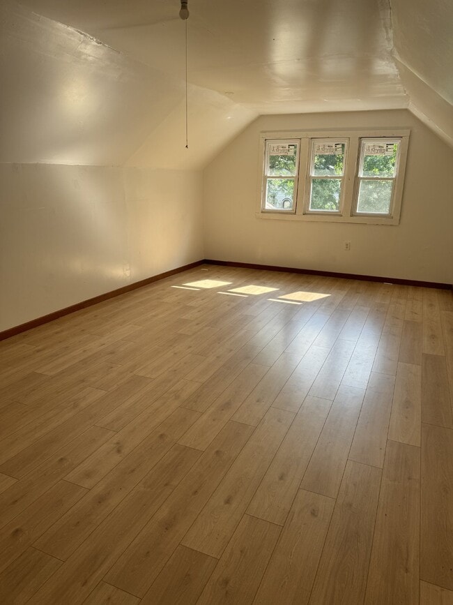 Building Photo - 4 Bedroom / 1 Bathroom