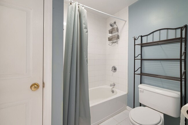 Building Photo - Stylish Studio Condo in Downtown Asheville – Rare Top-Floor Find