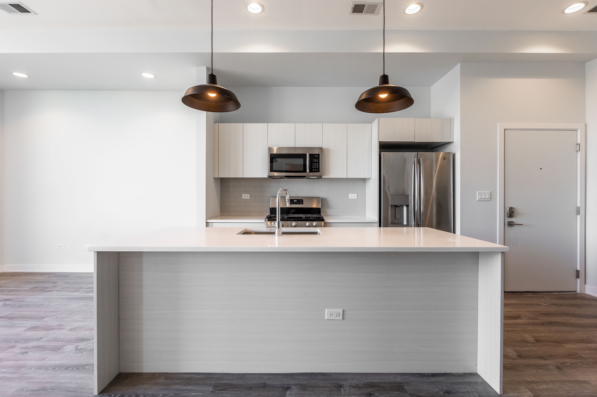 Building Photo - 2250 W Lawrence Ave