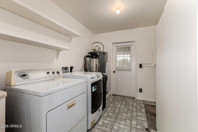 Building Photo - 1976 E Del Sur Dr