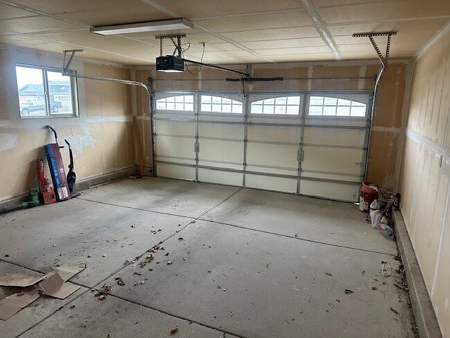 Building Photo - 3 Bed, 2 Bath, # Car Garage Home!