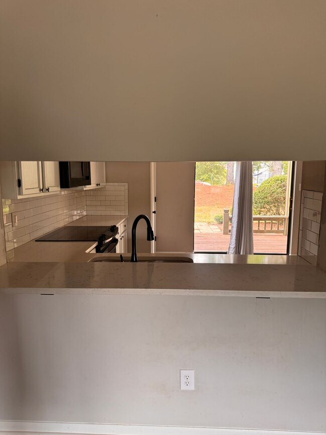 Building Photo - 2 Bedroom || 1.5 Bathroom Townhouse