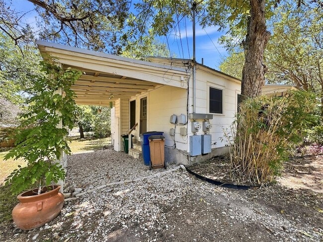 Building Photo - 1407 Drake Ave