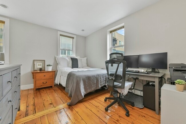 Building Photo - 93 Dresser St