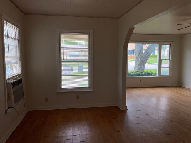 Building Photo - 2 BEDROOM NEAR SCOTT & WHITE