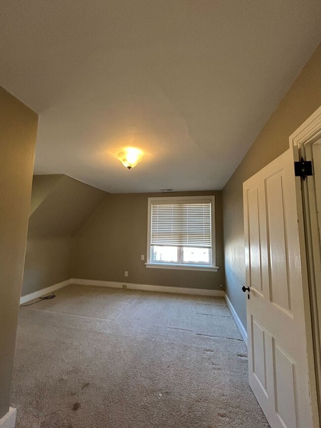 Building Photo - Beautiful, Large 4 Bedroom 1.5 Bath Home in Lancaster with Yard!