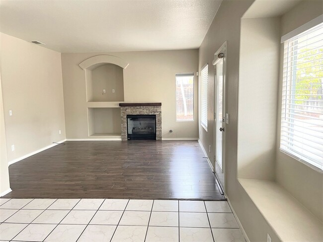 Building Photo - Holiday Move In Special!!