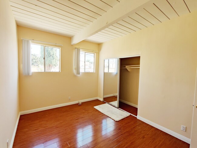 Building Photo - 1376 N Serrano Ave