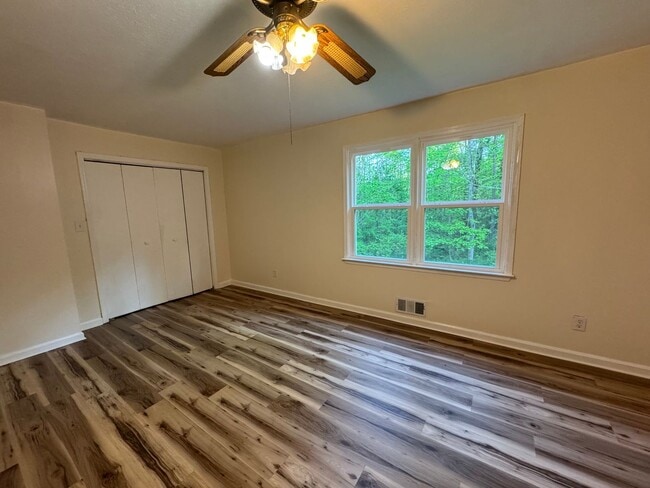 Building Photo - Well Maintained 3 Bedroom 2 Bath on a Private 1 Acre Lot