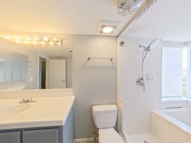 Building Photo - 617 E Avenida San Juan