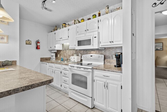 Building Photo - All Inclusive Seasonal Rental Available NO...