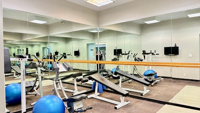 Building Photo - Comfortable Studio Living with Balcony, Parking & Storage at Daniel Burnham Court