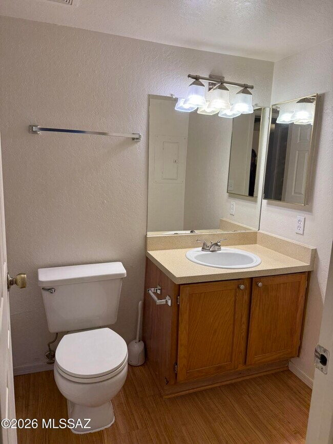 Building Photo - 5800 N Kolb Rd