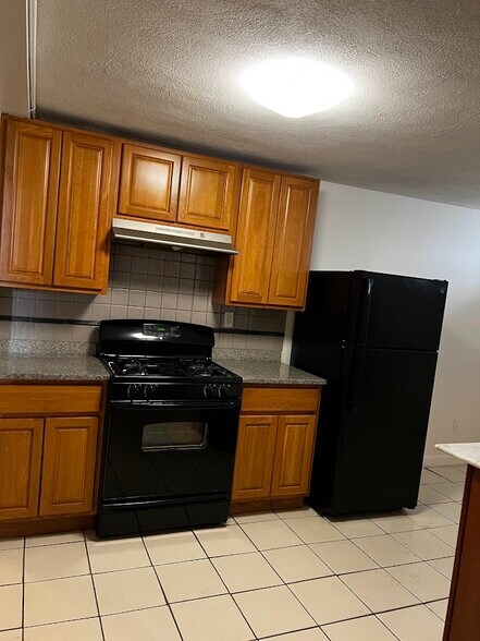 Kitchen - Stove/Refrigerator - 82 Chestnut St