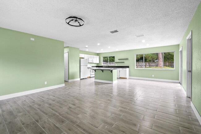 Building Photo - 2079 SE Triumph Rd