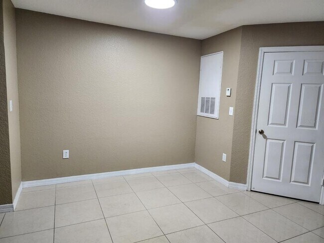 Building Photo - 5483 Vineland Rd