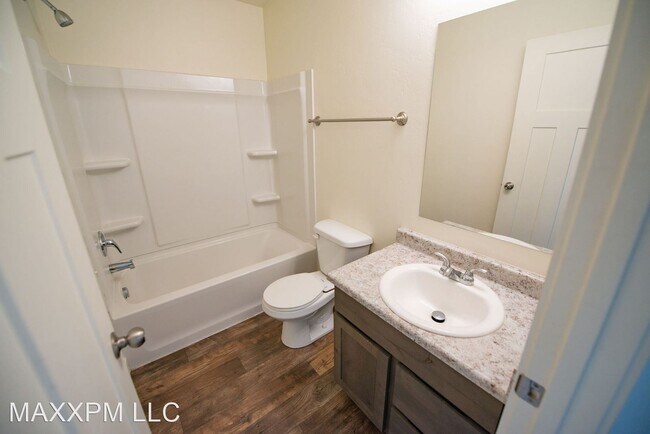 Building Photo - 656 W Meadow Dr