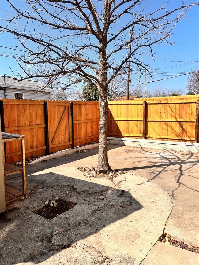 Building Photo - 201 E Noton St