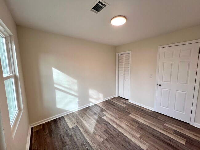 Building Photo - 1127 E Highland Ave