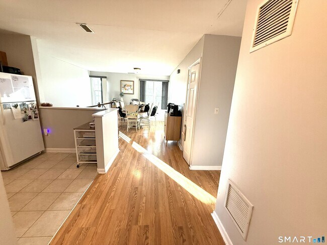 Building Photo - 204 Country Club Ct