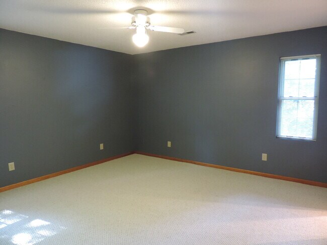 Building Photo - 404 Wintergreen Dr