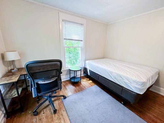 Building Photo - 128 Blair St