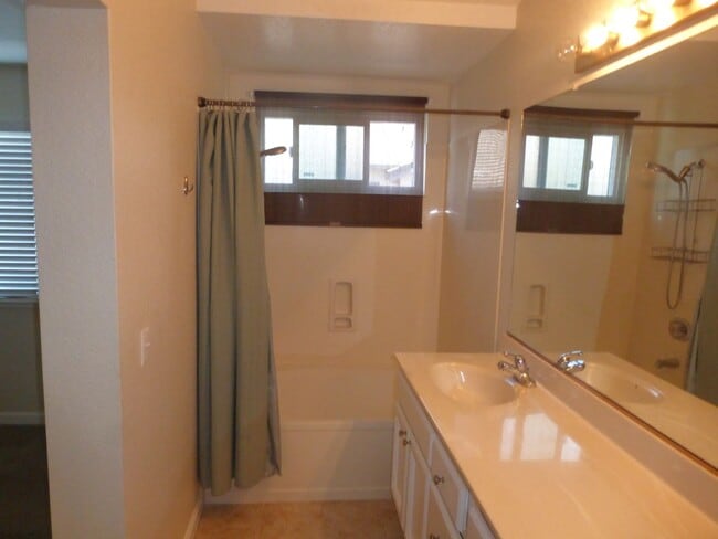 Building Photo - Townhouse 2 bedrooms, 2 1/2 baths, 2 car g...