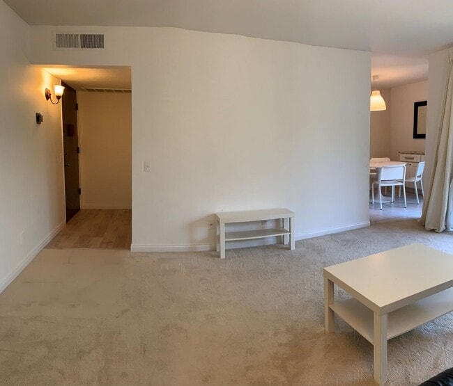 Building Photo - Condo in the Heart of Mission Valley!