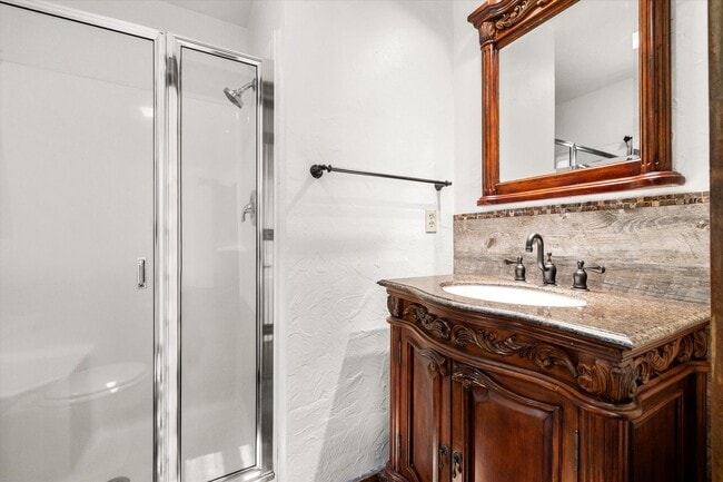 Building Photo - 4 Bed, 4 Bath on .62/acre! Close to BSU!