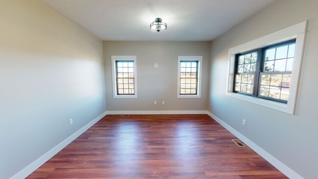 Building Photo - Upgrade to a 3-Bed, 2-Bath House with Extra Space