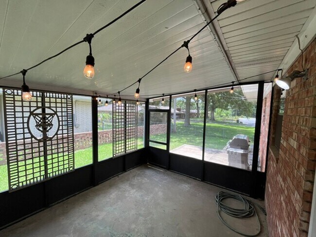 Building Photo - Very Nice 3 Bedroom 2 Bathroom House near the University of Arkansas Little Rock