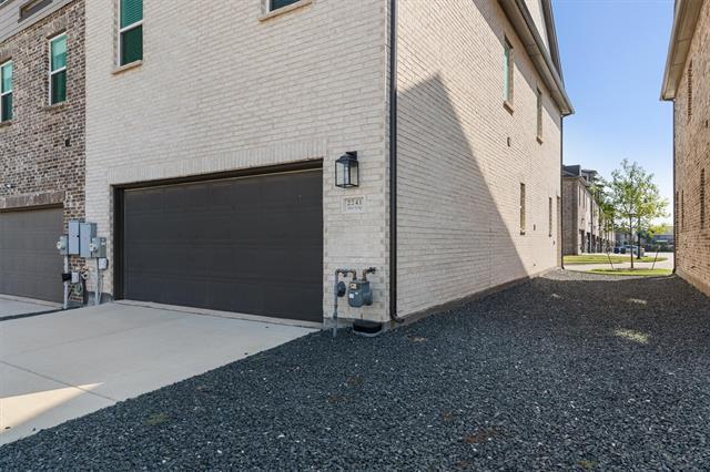 Building Photo - 2241 Adena Spgs Dr