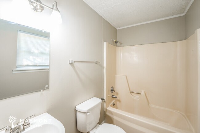 Building Photo - Bright 3-Bedrooms Morris Home