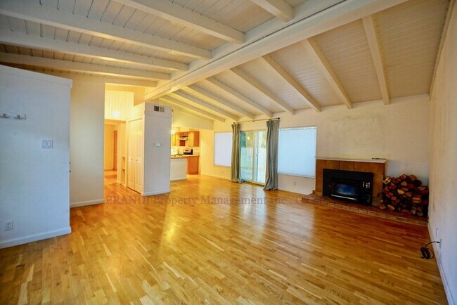 Building Photo - 104 Lobo Vista