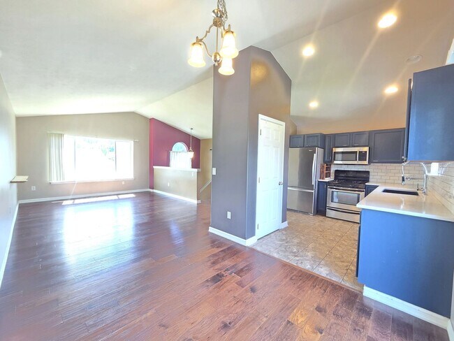Building Photo - $2,800 - 3 Bed / 2 Bath Beautiful and Spacious Home with a Fully Fenced backyard