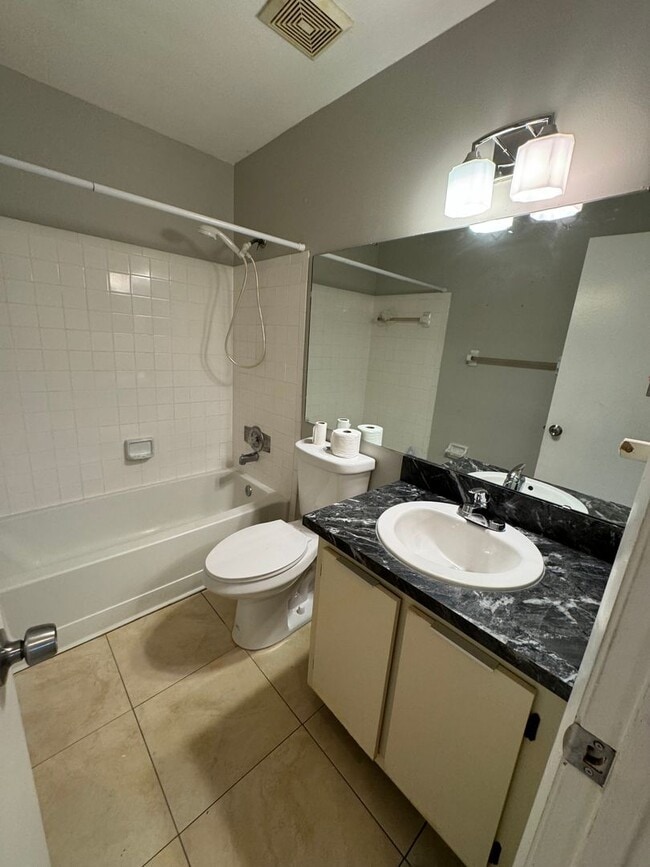 Building Photo - Spacious 3 bedroom, 2 bathrooms multiplex unit. 2 story in Alafaya