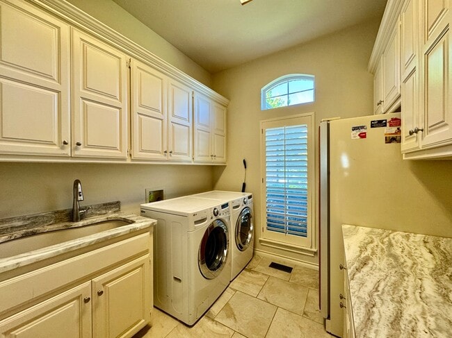 Building Photo - 2600 Sweetbriar Ct