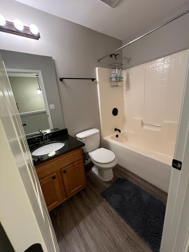 Building Photo - 105 Bumble Cir