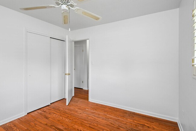 Building Photo - 2107 Brookview Dr