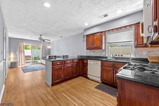 Building Photo - 161 River Dr