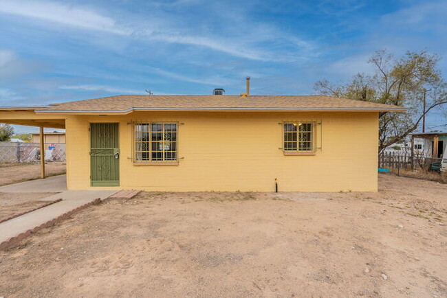 Building Photo - Budget friendly! Charming 2 bedroom, 1 bat...