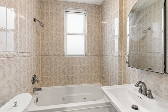 Building Photo - 320 Clarendon St