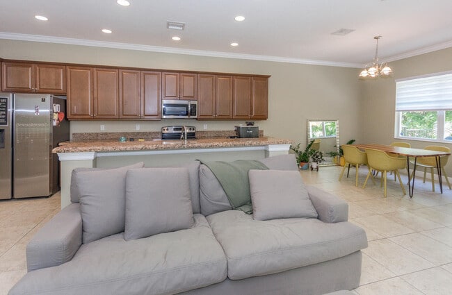 Building Photo - 4655 Cadiz Cir