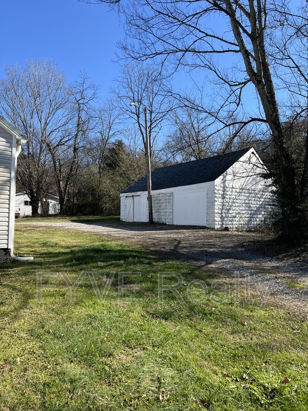 Building Photo - 1104 E Hendron Chapel Rd