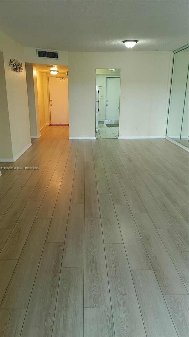 Building Photo - 3575 Brokenwoods Dr