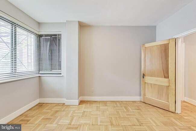 Building Photo - 1010 25th St NW