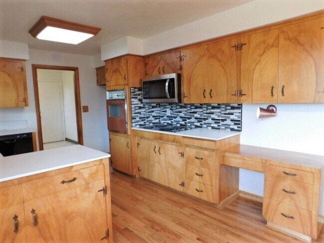 Building Photo - 3Bd/1.5Ba Single Story House - Available S...