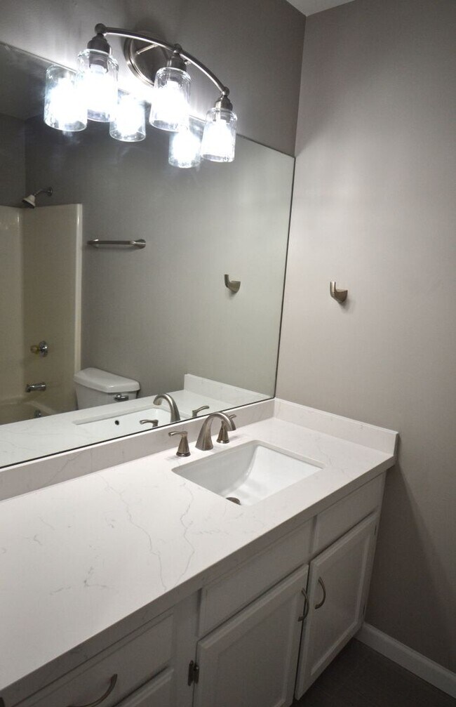 Building Photo - Beautiful 4 Bed 2.5 Bath Townhome in West Jordan!!!