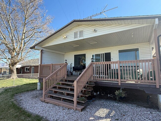Building Photo - Beautifully updated townhouse with shop / 40'x25' garage / 12' automatic garage door