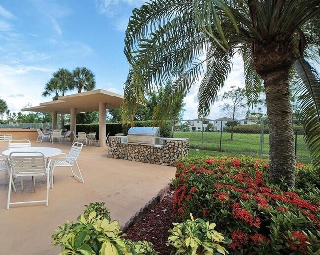 Building Photo - 800 NE 195th St